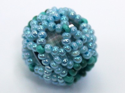 Při bižuterním kurzu v muzeu budou vyrábět šperky z perlí