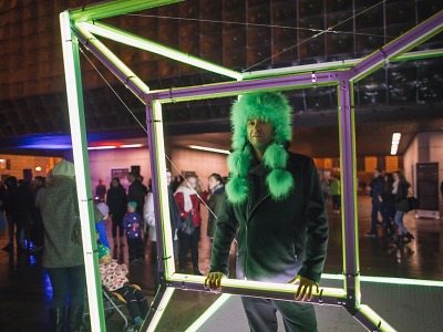 Tančící kostky rozsvítily trienále skla a bižuterie