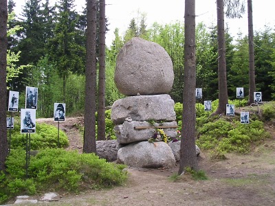 Jizerské vejšlapy opět povedou kolem památníku horolezců v Bedřichově