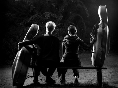 Zpívající violoncellistky Tara Fuki přilétnou do Klubu Na Rampě