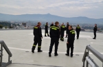 Hasiči se seznamují s heliportem v areálu Krajské nemocnice Liberec