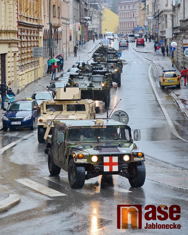 Americký vojenský konvoj porojel Podhorskou ulicí<br />Autor: Václav Novotný