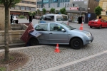 Nehoda na náměstí v Železném Brodě, při které nezabržděné auto narazilo do kašny