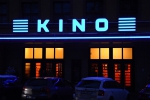 Kino Radnice má nad vchodem opět neonový nápis