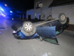 Opilý řidič s vozidlem v Železném Brodě najel na schody a převrátil auto na střechu