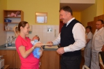 Maminka prvního miminka roku 2017 v jablonecké nemocnici přijímá gratulace od primátora Beitla a ředitele Němečka