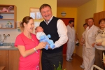 Maminka prvního miminka roku 2017 v jablonecké nemocnici přijímá gratulace od primátora Beitla a ředitele Němečka