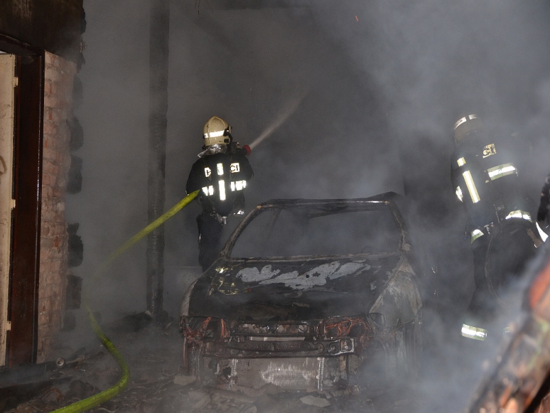 Požár v areálu bývalého mlýna v obci Stvolínky na Českolipsku, kde oheň zničil auto s přívěsem<br />Autor: HZS LK stanice Liberec, Oldřich Laufke