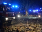 Požár v areálu bývalého mlýna v obci Stvolínky na Českolipsku, kde oheň zničil auto s přívěsem