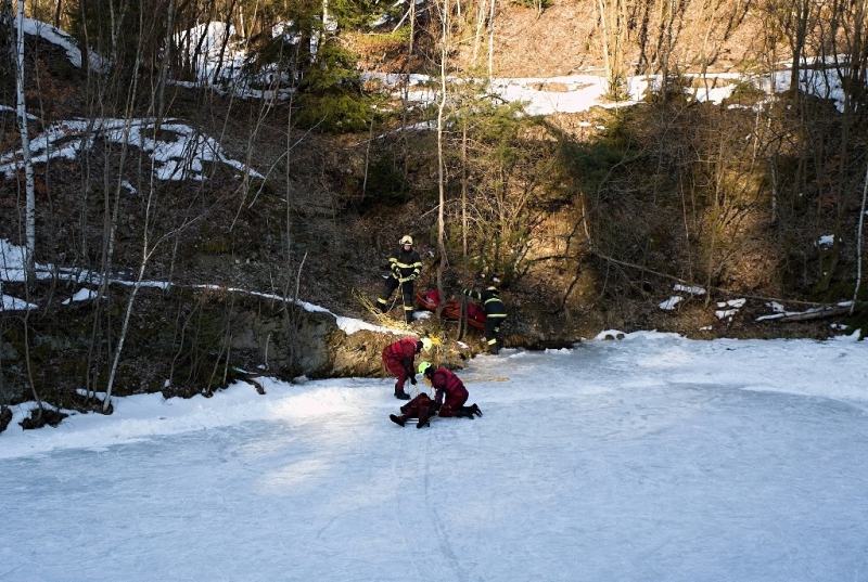 Hasičské cvičení záchrany osob z ledu v bývalém lomu v Jirkově<br />Autor: HZS Libereckého kraje, Richard Michna