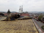 Shrnutá střecha bytového domu v Jablonci nad Nisou, ulice Vlaštovčí