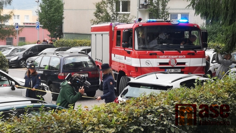 Ukázka, kdy se hasičská technika nemohla dostat přes zaparkovaná auta v Liberci Rochlicích<br />Autor: Rudolf Kožený