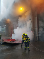 Zásah hasičů u požáru uskladněného odpadu v areálu společnosti Termizo Liberec