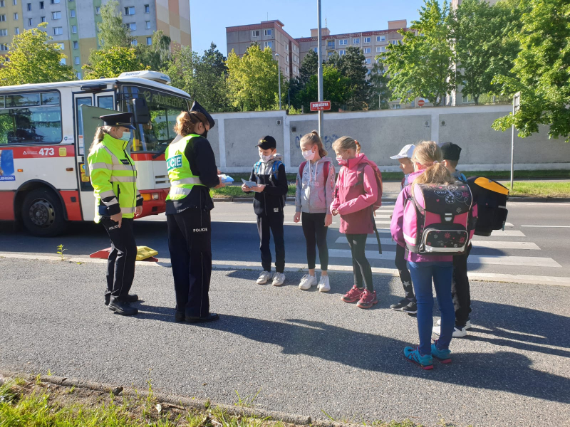 Děti se mohly setkat u přechodů s policisty, koordinátorkou BESIP a Týmem silniční bezpečnosti<br />Autor: Archiv Policie ČR