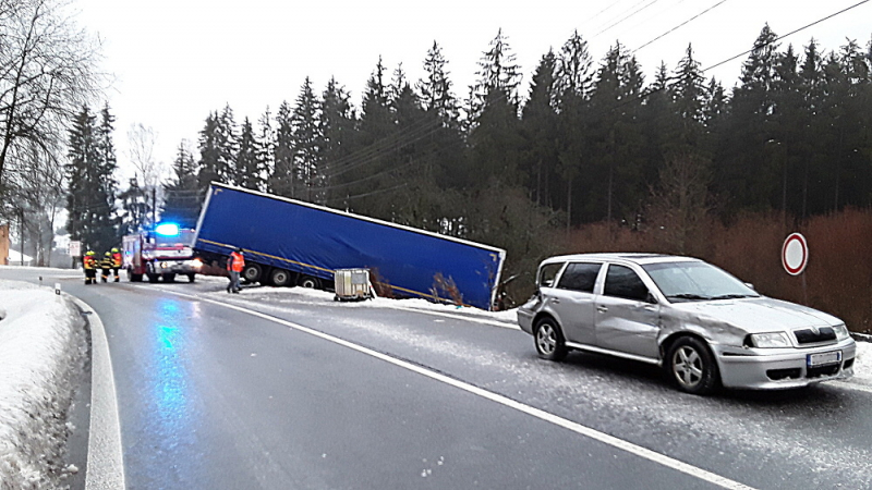 Nehoda kamionu a dalších tří aut u Loužnice<br />Autor: HZS Libereckého kraje
