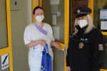 Policisté předávali materiály s policejní tématikou do nemocnic