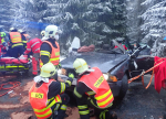 Dopravní nehoda dvou osobních vozidel před obcí Dolní Černá Studnice
