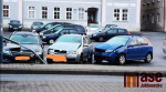 Tři nabouraná auta na parkovišti ve Smržovce