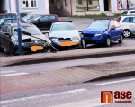 Tři nabouraná auta na parkovišti ve Smržovce