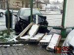 Nehoda s nabouráním do autobusové zastávky U Balvanu v Jablonci nad Nisou
