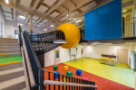 Pavilon mateřské školy v Mníšku se zavěšenými didaktickými prvky