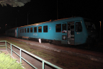 Poškozený vlak společnosti Arriva i kvádr, který to způsobil