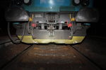 Poškozený vlak společnosti Arriva i kvádr, který to způsobil