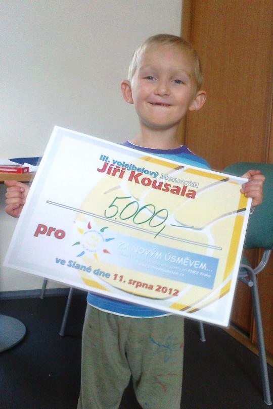 Příspěvek převzal malý Honzík. Foto: OS Za novým úsměvem