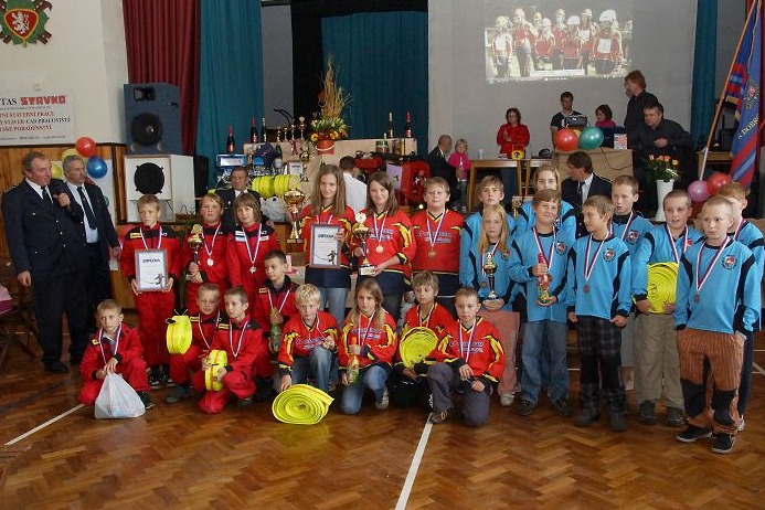 Medailisté v kategorii mladších družstev. Autor Karel Čermák