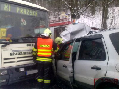 Obrazem: Nehoda autobusu v Janově