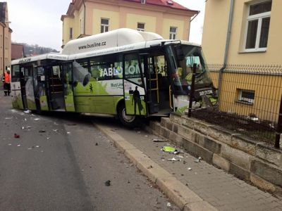 Po střetu autobusu s osobním vozem dva těžce zranění