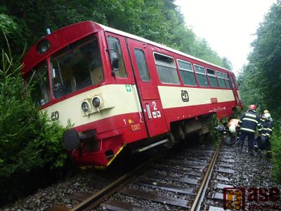 Pasažéry z vykolejeného vlaku evakuovali přes rozvodněnou řeku