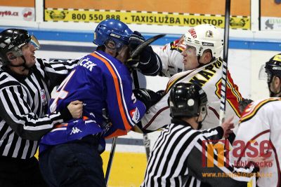 Buldoci v samotném závěru přetlačili Vlky