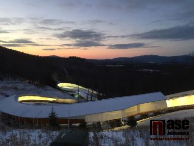 Sáňkaři v ledovém tobogánu v Lake Placid