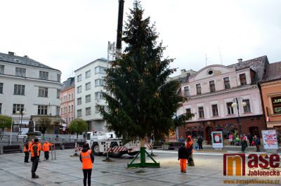 Jablonecký vánoční strom již stojí na Mírovém náměstí