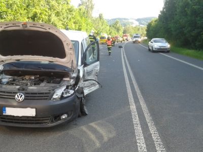 Aktualizováno: Při střetu dvou vozidel u Jablonce se zranili dva lidé