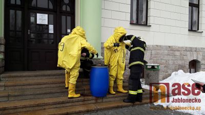 Na tanvaldské radnici zasahovali hasiči ve speciálních oblecích