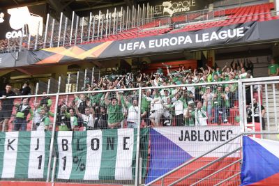 K senzaci chyběl krůček