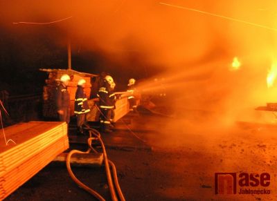 V Kořenově hořela pila, škoda je za 10 milionů