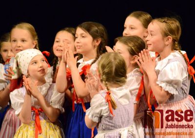 Obrazem: Soutěže Zpěváček a Dětské folklórní soubory