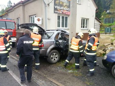 Muže s dítětem vyprostili hasiči