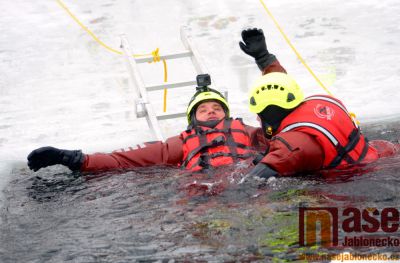 Hasiči trénovali na jablonecké přehradě záchranu osob z ledu