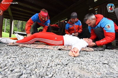 Horská služba resuscitovala v Bedřichově ženu po bodnutí hmyzem