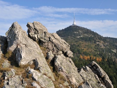 Po Ještědském hřebeni za skalisky i k mohyle letců