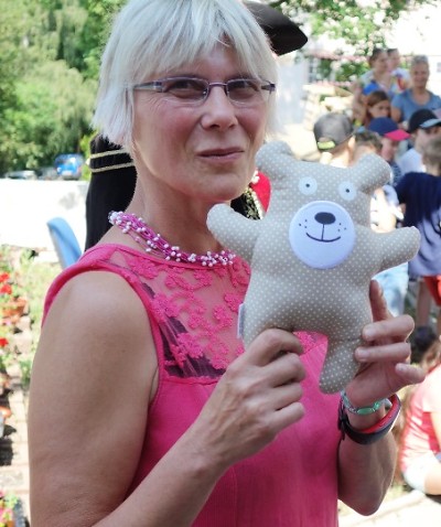 Hadrový medvídek, vyráběný postiženými, dostal jméno Nebojsa