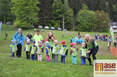 Děti z mateřských a základních škol z Tanvaldska vybíhaly sjezdovku