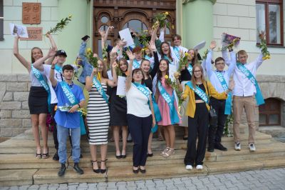 Deváťáci ze ZŠ Tanvald, Sportovní si došli pro svá vysvědčení na radnici