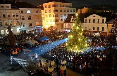 Obrazem: Rozsvícení vánočního stromu v Jablonci 2025