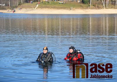 Obrazem: Potápěči na Nový rok 2020 na Jablonecké přehradě