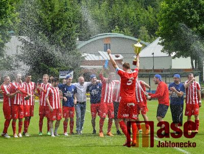 V Břízkách obdrželi pohár pro vítěze fotbalové divize